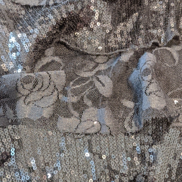 Sparkley & flower mesh ruffled top - Picture 2 of 2